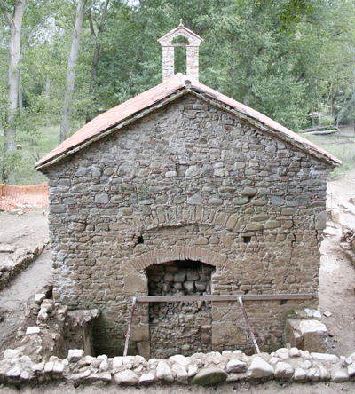 The accessing passage with its threshold, then closed during the reconstruction in nineteenth century