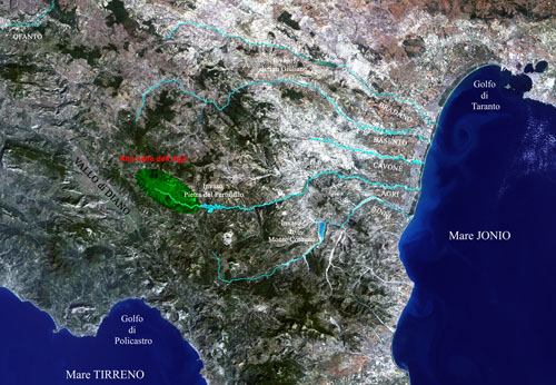 Geofisica satellitare delle vallate fluviali della Basilicata. In evidenza, di colore verde, l’alta valle dell’Agri (rielaborazione grafica: Ada Preite, Elena Natali)