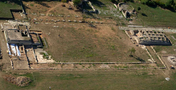 Veduta aerea dell’area del Foro di Grumentum. A sinistra, il tempio C (augusteo); a destra, il tempio D (Capitolium). Riprese eseguite dal CIRCE (Università IUAV di Venezia)