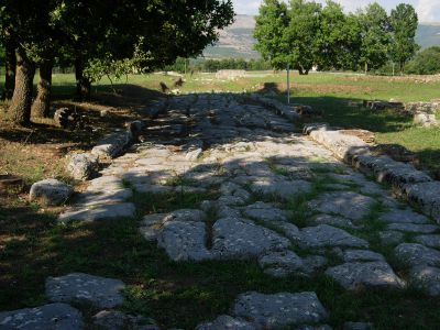 Vista del Decumano massimo della città di Grumentum