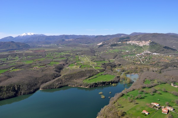 Lago della Pietra del Pertusillo e città di Grumento Nova (foto di A. Priore)