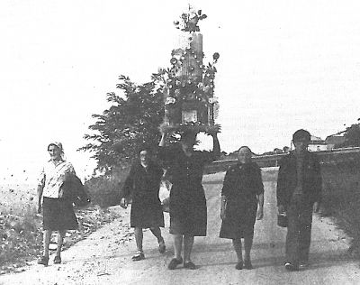 Un gruppo di devoti in pellegrinaggio verso il Monserrato; al centro una donna sorregge sulla testa una centa (Agosto 1979)