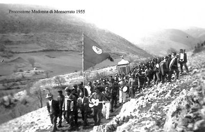 Processione della Madonna dal Monserrato verso Grumento Nova; si scorgono nel corteo gli alabardieri della Madonna con la divisa con i pantaloni bianchi e gli strumenti musicali. (Agosto 1955, dall’archivio Morena)